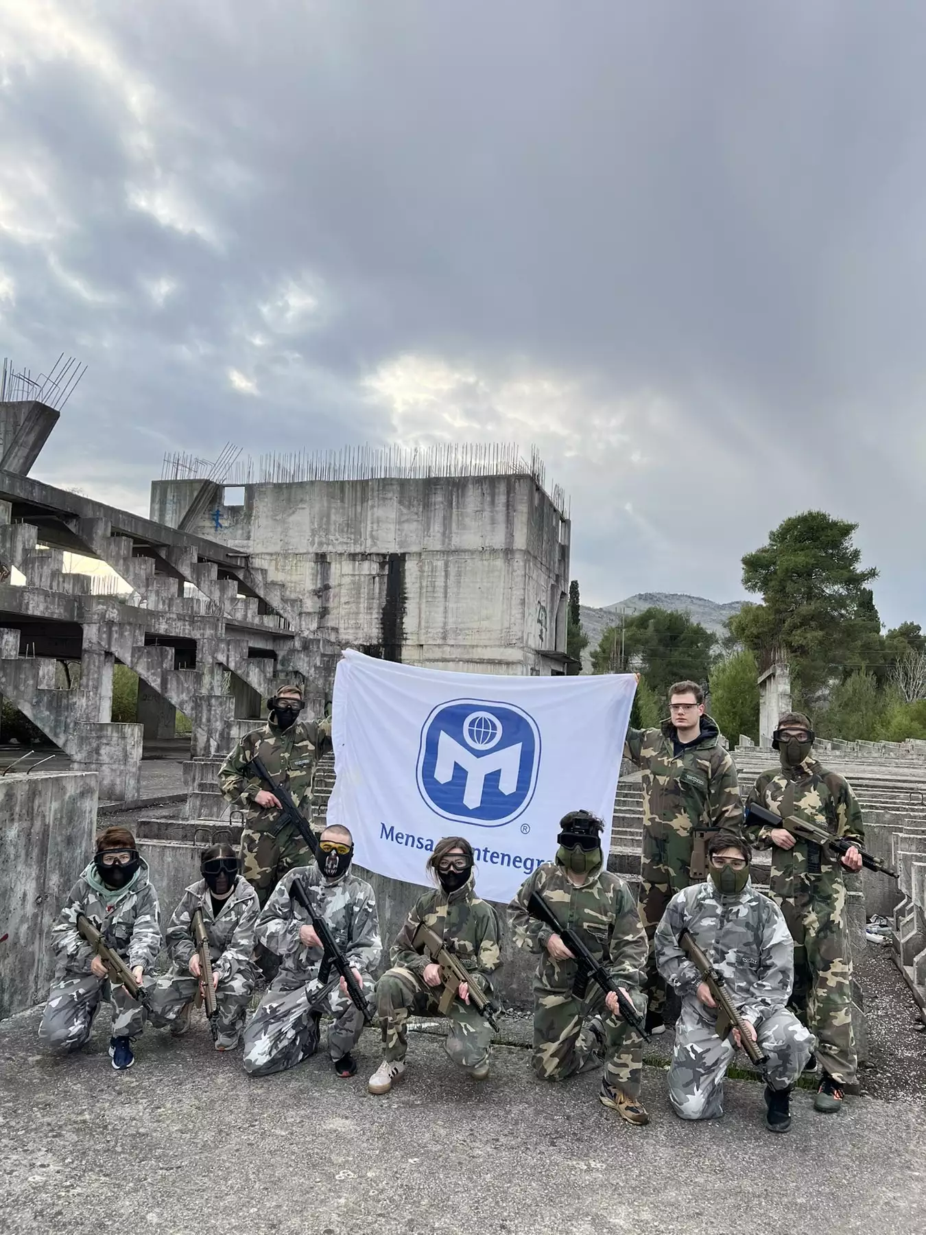 Druženje članova Mense na izazovnom terenu za airsoft