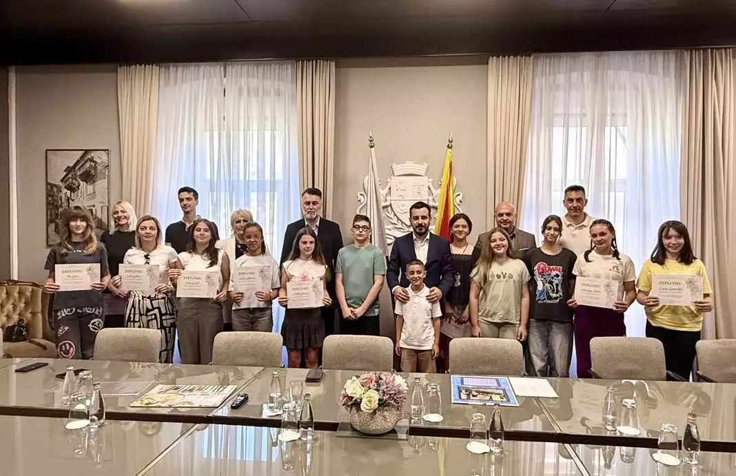 Svečana dodjela diploma i bicikala učenicima/cama čiji su radovi pobijedili na likovnom konkursu "Moj put od kuće do škole - bezbjedni đaci u saobraćaju"